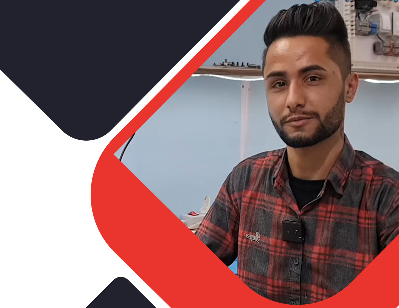 مرتضی فلاحت کارآموز تعمیرات موبایل